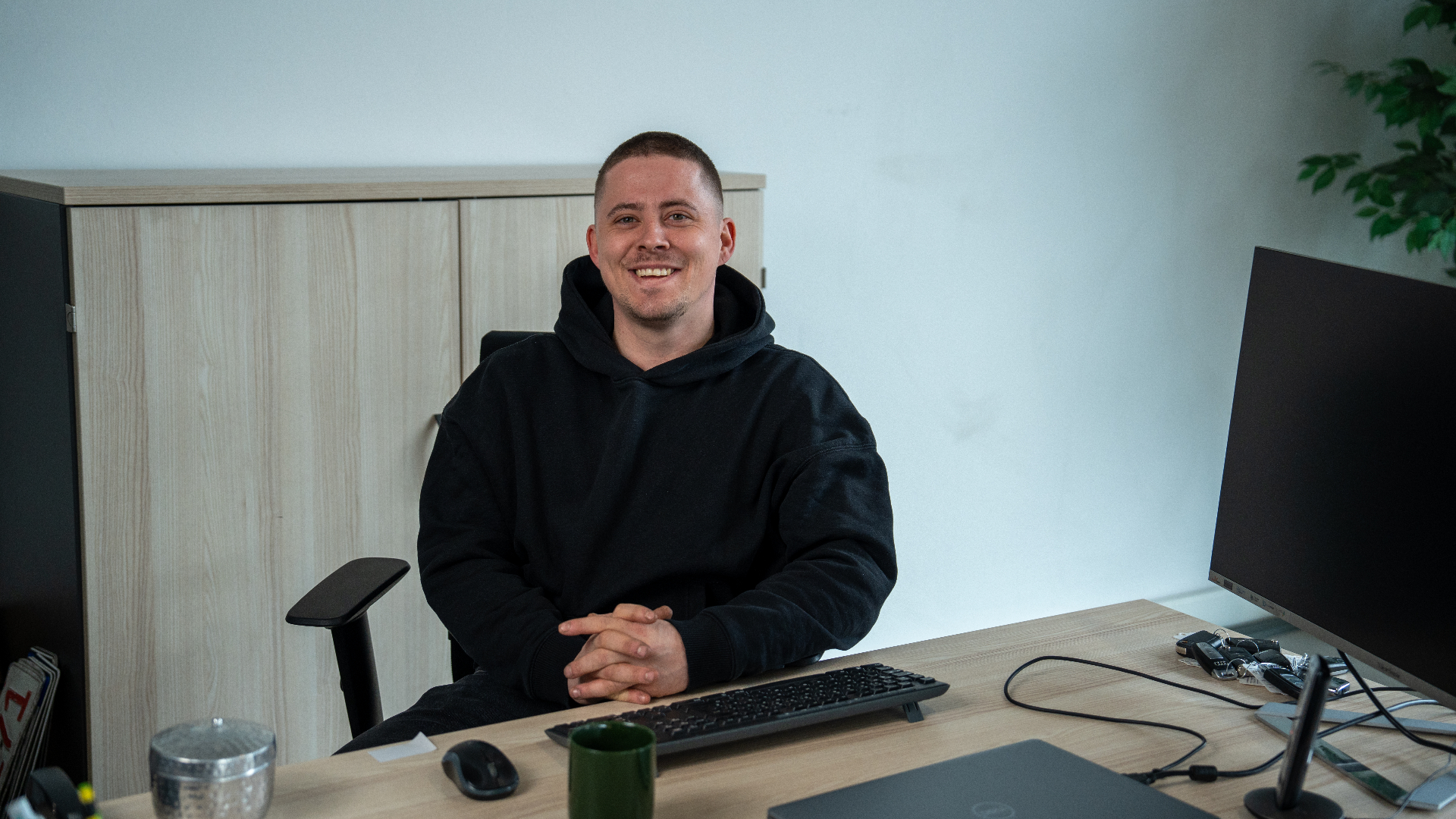Kfz-Sachverständiger Wagemann in seinem Büro in Bassum